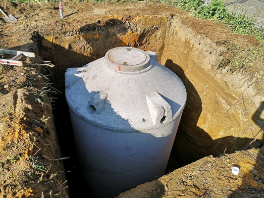 Betonzisterne mit 3000 Liter verbaut in einer Baugrube