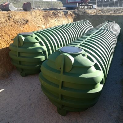 Kunststofftank-Erdtank-auf-Baustelle