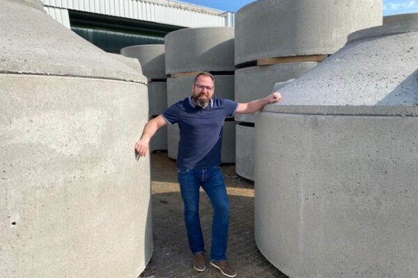 Inhaber Christian Hein neben Betonzisterne 10000 Liter Betonzisternen