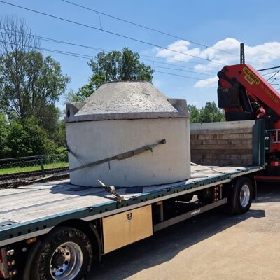 Eine Betonzisterne mit 5000 Liter Kapazität auf einem LKW