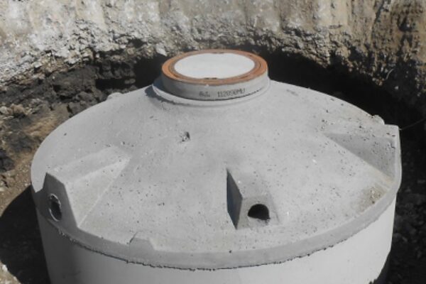 Hauswasserwerk über die Versorgungsöffnung vorne direkt an die Zisterne anschließen