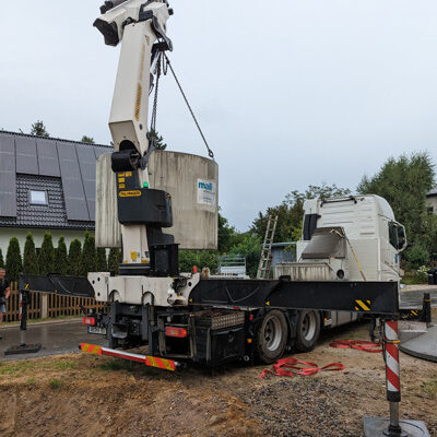 LKW beim Abladen einer Betonzisterne 6000 Liter